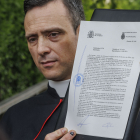 José Ceacero, portavoz de las religiosas de Belorado, muestra la denuncia interpuesta en la Policía Nacional de La Rioja.