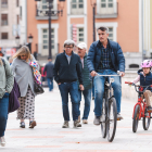 Peatones y ciclistas por el puente Santa María, una de las vías que Burgos con Bici solicita que sea compatible y que se señalice.