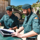 El sargento Tadeo y el teniente Colinas, junto al monasterio de San Pedro de Arlanza.