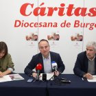 Mario Vivanco, delegado de Cáritas Burgos, acompañado por María Gutiérrez, coordinadora de Acción Social, y Jorge Simón, director de la entidad.