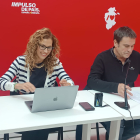 Los procuradores del PSOE, Virginia Jiménez y Jesús Puente, en rueda de prensa.