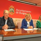 La concejal de Sanidad, Milagros del Campo, flanqueada por Francisco Javier Sancho, de Alcer, y Ainara Benítez, de ELACyL.