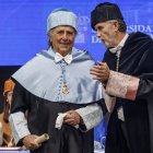 Joan Manuel Serrat junto al rector de la UBU, Manuel Pérez Mateos.