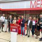 Diez de los doce concejales del PSOE durante el balance del primer año de Gobierno de Cristina Ayala, frente al mercado provisional de plaza de España.
