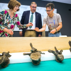 Ada Marcos, alcaldesa de Salas, Germán Martínez, director gerente de Fundación Caja Viva Caja Rural, y Fidel Torcida, director de las excavaciones de dinosaurios de la comarca de Salas de los Infantes presentan algunas de las vértebras.