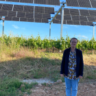 La enóloga, Aintzane Bernaola, de Bodegas San Gabriel
posa junto a la placa agrovoltaica