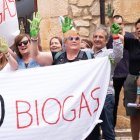 Los vecinos de Milagros forman una cadena humana contra la planta de biogás.