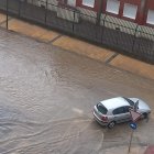 Una espectacular tormenta en Burgos anega las principales calles de la ciudad.