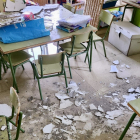 El techo de escayola de las cuatro aulas infantil continúa cayéndose por efecto del agua.