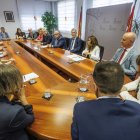 Representantes de Sanidad y la UBU, liderados por el consejero Alejandro Vázquez y el rector, Manuel Pérez Mateos, se reunían para abordar la creación del IBioBurgos.