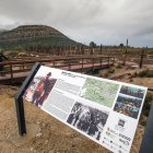 Sergio García, uno de los fundadores de la Asociación Cultural Sad Hill, posa en la pasarela que accede a lo que será la recreación del campo de prisioneros de 'El bueno, el feo y el malo'