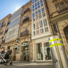 Edificio en la calle San Juan dedicado íntegramente al alquiler vacacional de apartamentos.