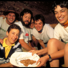 El equipo de Gran Dolina posa con los primeros restos hallados hace 30 años.