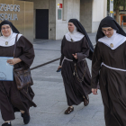 La exabadesa, a la izquierda, al salir de los juzgados de Burgos.