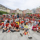 Aficionados en la Plaza Mayor.