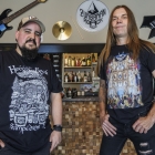 Diego FerCue, con la camiseta de Blusas del Metal, y Óscar Fernández ‘Keeper’ con la de Zurbarán Rock 2024.