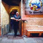 El pub La Guarida, regentado por Chechu, es todo un clásico del rock en Las Llanas.