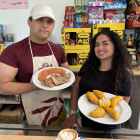 Deisy y Jairo llevan el bar de la piscina de Gumiel de Izán