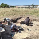 Miembros del equipo de investigación trabajando en un sondeo realizado en el término municipal de Sasamón.