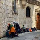 Peregrinos esperan la apertura del albergue municipal en la Casa de los Cubos.