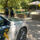 Un vehículo de la Guardia Civil, en las cercanías del lugar de los hechos, en una playa fluvial del río Arlanza.