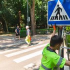 Obras en el paso de peatones del paseo de la Isla, a la altura del número 10, para mejorar sus sistemas de iluminación y colocar sensores de detección de las personas.