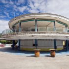 Exterior del edificio central de las piscinas de El Plantío. En la imagen se observa su falta de conservación.
