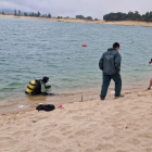 Miembros del GEAS buscan en el embalse del Ebro.