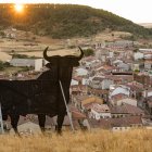 Vista aérea de Huerta de Rey con su toro de Osborne.