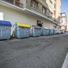 Contenedores de basura en la calle Cordón de Burgos.