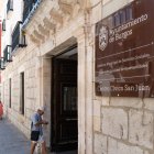 Puerta de entrada a la sede de la Gerencia de Servicios Sociales en la calle San Juan de Burgos.