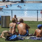Varias familias disfrutan de las piscinas municipales de verano de El Plantío.