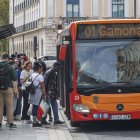 Un grupo de viajeros acceden al autobús que recorre la línea 1, que enlaza el centro con Gamonal.