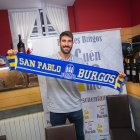 Dani Díez posa con una bufanda del equipo durante su segunda presentación con el San Pablo.