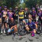 Los ciclistas y el staff del Burgos BH celebran la victoria en el Tour de Hainan.