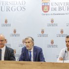 El investigador Andrés Díaz (derecha), junto al rector de la UBU y al vicerrector de Investigación, Transferencia e Innovación