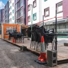 Terraza de hostelera en zona de aparcamiento en la calle Federico Olmeda, de Burgos.