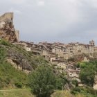 Imponente vista de la localidad de Frías con sus famosas casas colgadas.