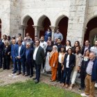 Foto de familia de los participantes en los programas mixtos de formación y empleo de jardinería y madera con representantes de la Junta y la Diputación.