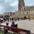 Cola de turistas para entrar gratis a la Catedral de Burgos un martes por la tarde.