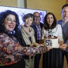 Representantes y colaboradores de la Fundación Círculo, con la tarta del quinto cumpleaños de Círculo Creativo.