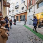 Desfile improvisado ante uno de los comercios que participaron en la Noche Abierta.