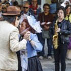 Dos actores, rodeados de público en el Espolón, durante uno de los espectáculos del Enclave de Calle.