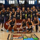 Los jugadores del San Pablo Burgos posan con la Copa de Castilla y León.