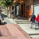 La calle Frías tiene tramos de escaleras y la parte de acera sin peldaños resulta estrecha para acceder con sillas de ruedas o carritos de niños.