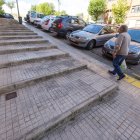 La calle Frías tiene tramos de escaleras y la parte de acera sin peldaños resulta estrecha para acceder con sillas de ruedas o carritos de niños.