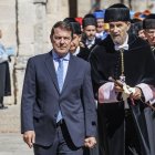 El presidente de la Junta, Alfonso Fernández Mañueco, y el rector de la UBU, Manuel Pérez Mateos.