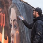 Christian Sasa da los últimos retoques al mural dedicado a Doña Jimena, en el barrio de Cortes.