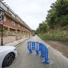 La valla de la Policía Local sigue impidiendo el tránsito de vehículos por la calle Murallas.