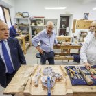Gaspar y su profesora muestra a Martínez Acitores el escudo que está tallando en madera.